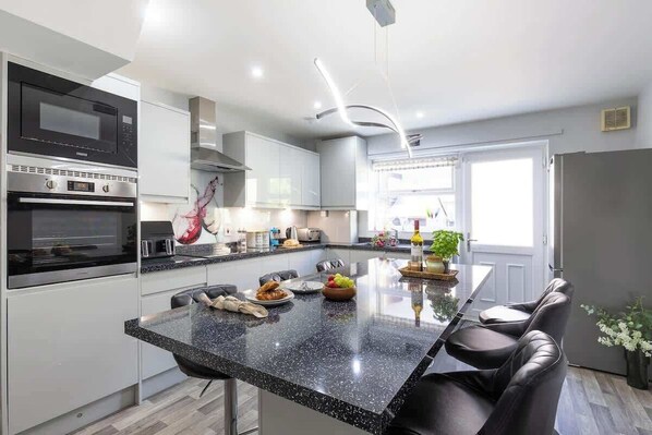 ثلاجة، ميكروويف، فرن، موقد طهي مسطح