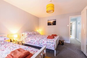 2 chambres, fer et planche à repasser, Wi-Fi, draps fournis