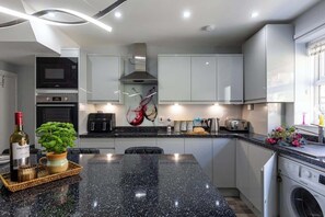 Frigorífico, microondas, horno y placa de cocina