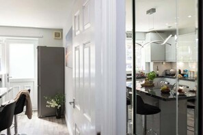 Geladeira, cooktop, talheres/pratos/utensílios de cozinha
