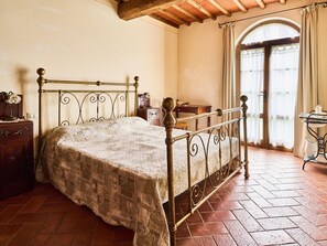 2 habitaciones, muebles diferentes y ropa de cama