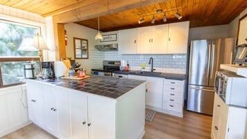 Geladeira, micro-ondas, fogão, cooktop