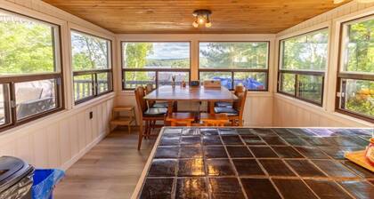 All season Cottage with 3 decks + sun room