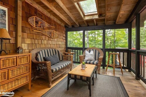 All season Cottage with 3 decks + sun room
