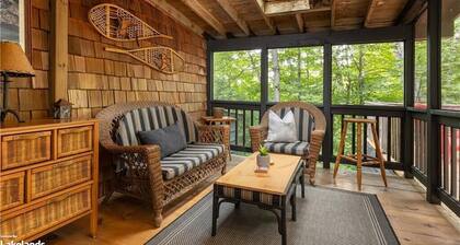 All season Cottage with 3 decks + sun room