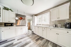 Microwave, cookware/dishes/utensils, paper towels