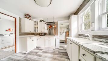 Microwave, cookware/dishes/utensils, paper towels