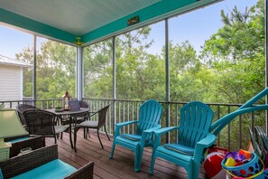 Outdoor dining - "It's 5:00 Here" The Rookery III sleeps 10 (Gulf Shores)