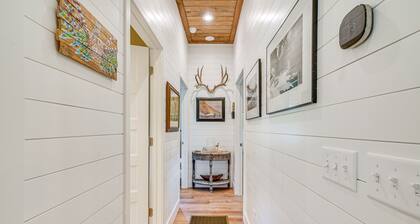 Stilt-style Cottage < 1 Mi to Downtown Yankeetown!