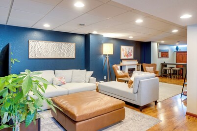 Cozy Milwaukee Apartment w/ Deck, 2 Mi to Airport!