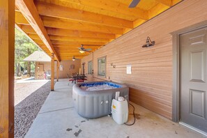 Interior - Fire Pit + Trail Access: Spacious Happy Jack Cabin (Happy Jack)