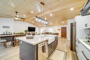 House (3 Bedrooms) | Interior
