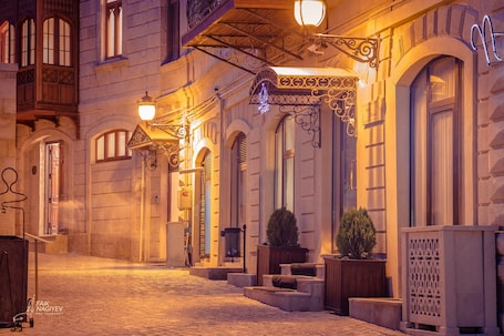 3 bedrooms, premium bedding, individually furnished, desk