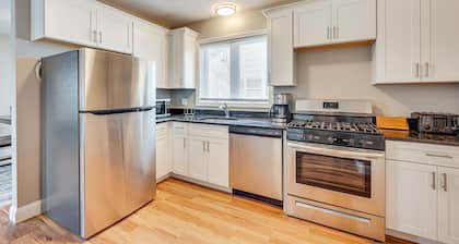 New Hampshire Abode w/ Mountain Views, Near Skiing