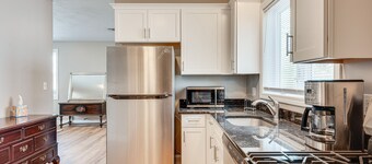 New Hampshire Abode w/ Mountain Views, Near Skiing