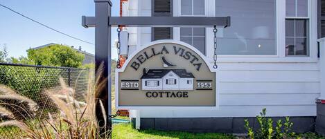 Naamplaatje voor Bella Vista Cottage met een pictogram van een huisje, opgericht in 1953.