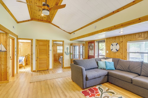 Waterfront Port Clinton Cottage w/ Fire Pit!