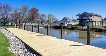 Waterfront Port Clinton Cottage w/ Fire Pit!