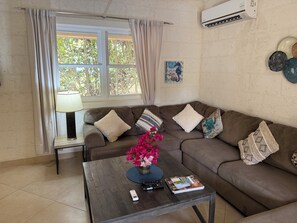 Smart TV, books - Sabella - Luxury Villa, steps to White Sand Beaches, Restaurants Bars. Pool. (Saint James)