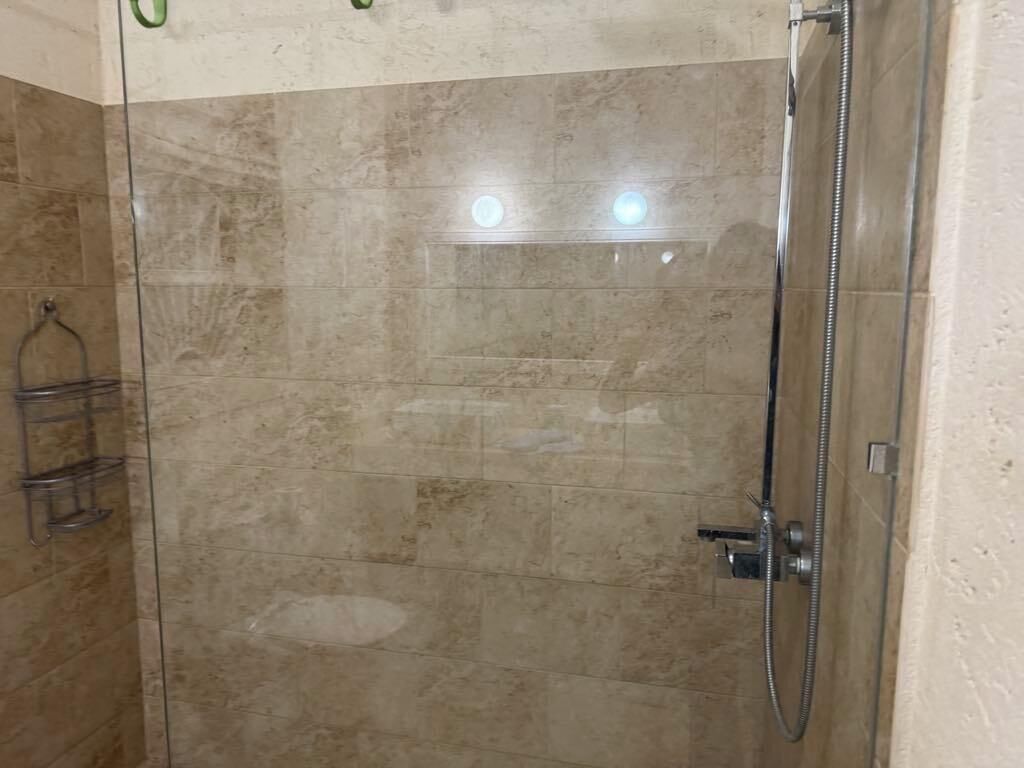 Haartrockner, Handtücher, Seife, Shampoo