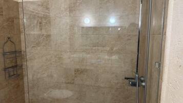 Haartrockner, HandtĂŒcher, Seife, Shampoo