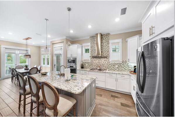 冷蔵庫、電子レンジ、オーブン、コンロ