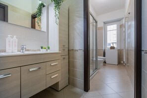 Een douche, een haardroger, handdoeken