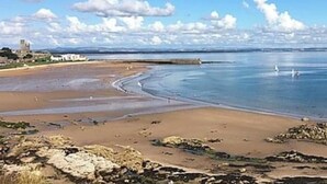 A coastal beach with clear skies and calm waters. - 3-bed Lodge Sleeps 6 - Private Hot tub - Resort (St. Andrews)
