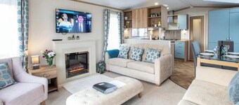 3-bed Lodge Sleeps 6 -hot tub -resort Access