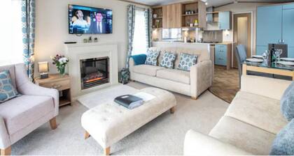 3-bed Lodge Sleeps 6 -hot tub -resort Access