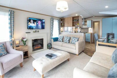 3-bed Lodge Sleeps 6 -hot tub -resort Access