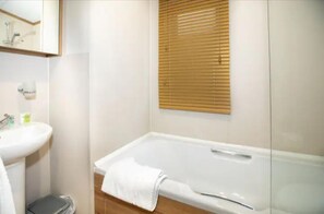 キャビン | バスルーム | シャワー付き浴槽、深めの浴槽、ヘアドライヤー、タオル