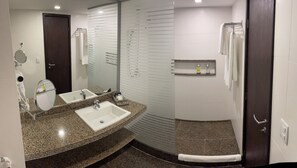 A bathroom with two sinks, a mirror, a hairdryer, and a towel rack. - Hotel Pirâmide Natal (Natal)