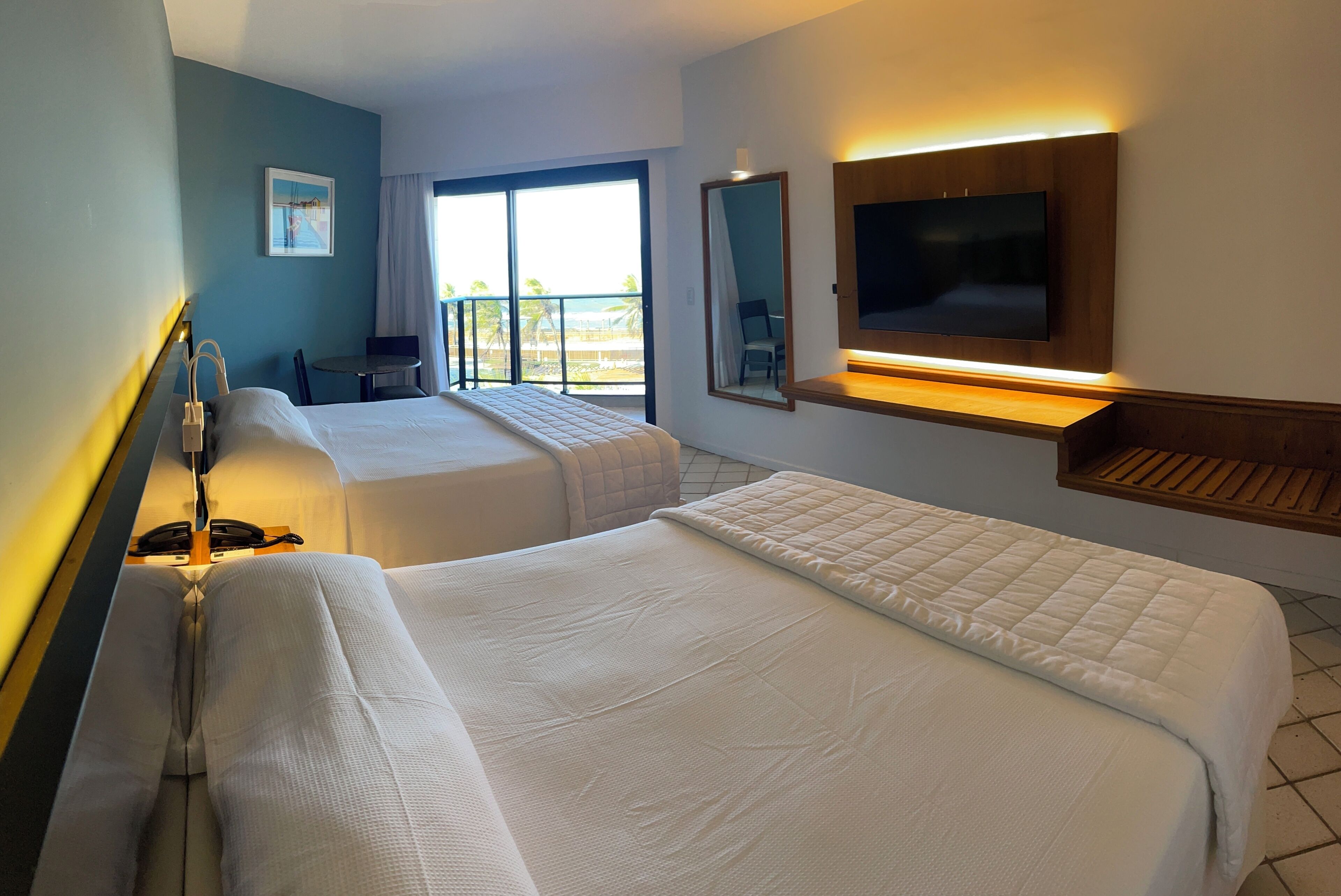 Cofres nos quartos, escrivaninha, espaço de trabalho para notebook