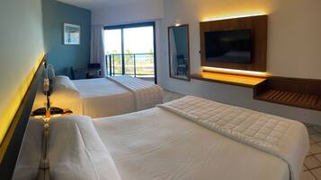 Cofres nos quartos, escrivaninha, espaço de trabalho para notebook