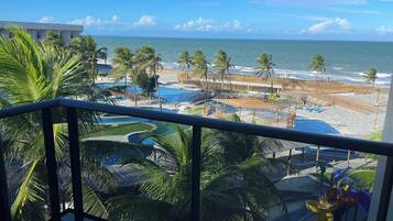 Quarto quádruplo luxo, vista para a piscina | Vista do quarto