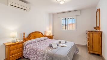 2 slaapkamers, een strijkplank/strijkijzer, gratis wifi, beddengoed