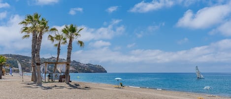 بالقرب من الشاطئ