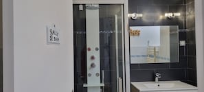 Douche, sĂšche-cheveux, serviettes fournies, savon