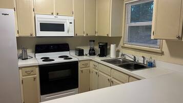 Een koelkast, een microgolfoven, een oven, een kookplaat