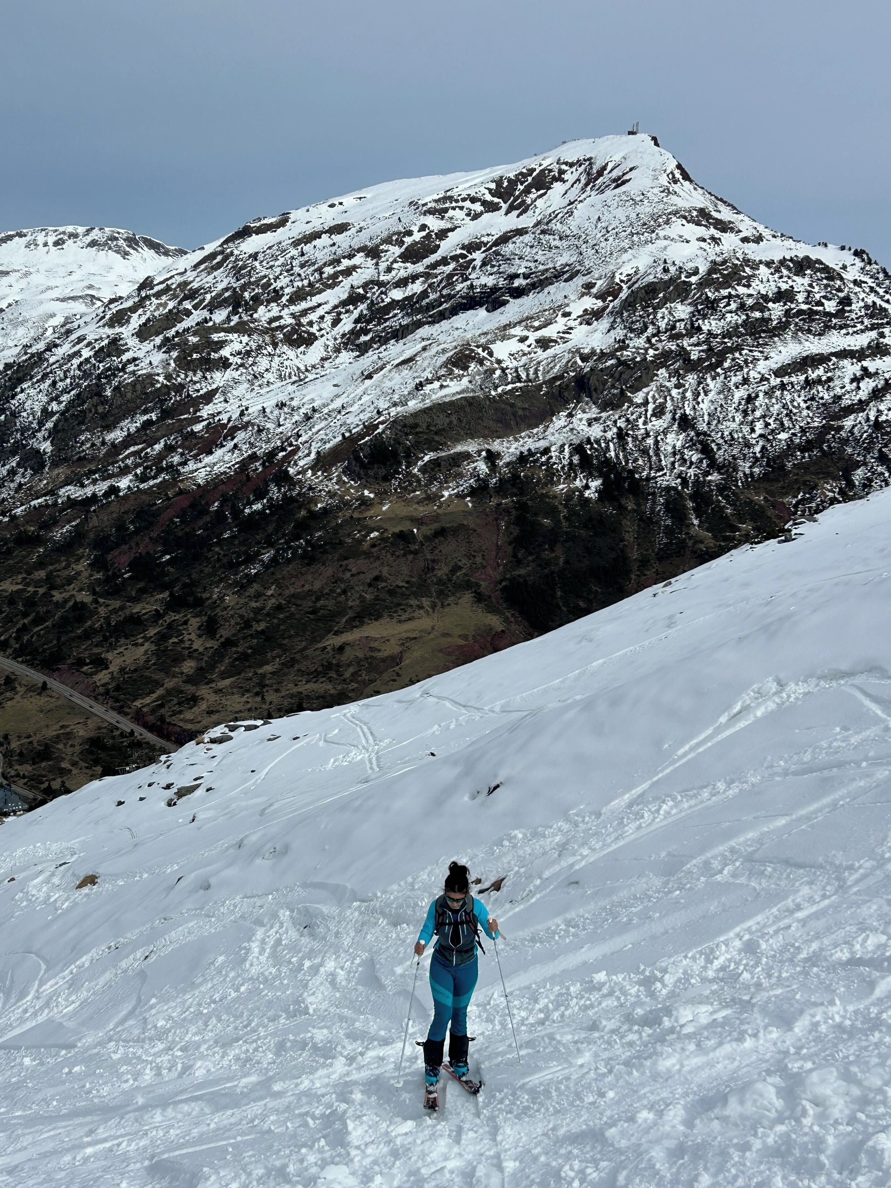 Una persona esquiando por una ladera nevada.