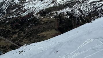 Une personne qui fait du ski sur une pente enneigée.