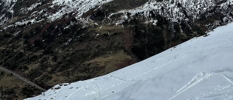 Una persona scia sulle pendici innevate di una montagna.