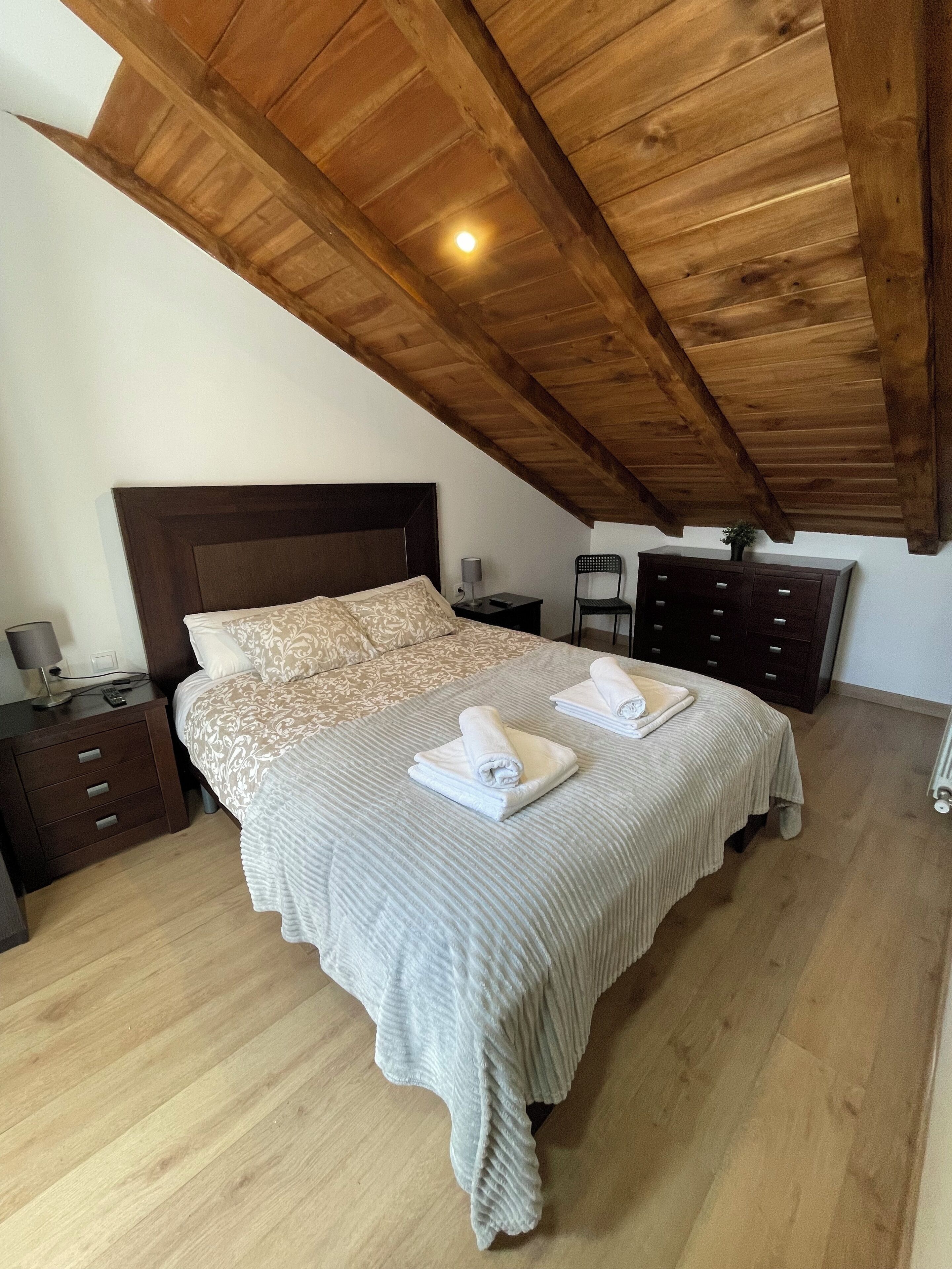 Familie penthouse, uitzicht op bergen | Luxe beddengoed, donsdekens, individueel gedecoreerd