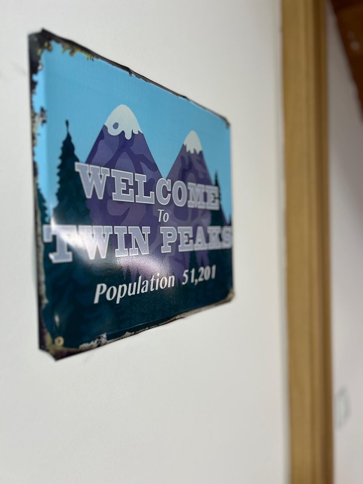 A welcome sign for Twin Peaks with a population number.