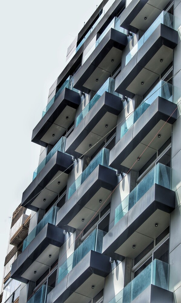 숙박 시설 정면 - 저녁/밤