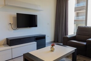 Luxury Apartment | Ruang tamu | TV 