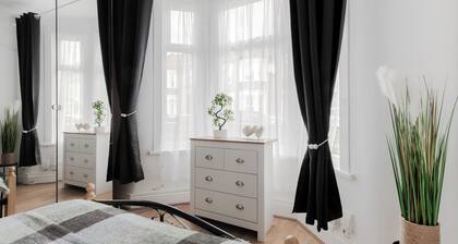 4 Bed House - Sleeps 6 - Garden, Pets, Wifi