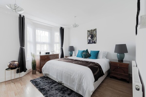 4 Bed House - Sleeps 6 - Garden, Pets, Wifi - Londres