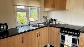 Chalet | Private kitchen | Fridge, oven, stovetop, electric kettle